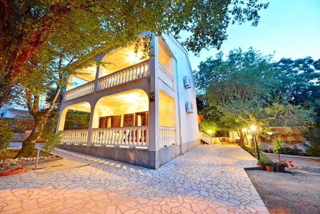 Apartments Karmelic Malinska Oda fotoğraf